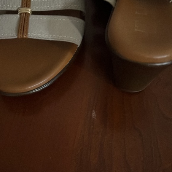 Italian sandals with elastic stripe. - Picture 2 of 3